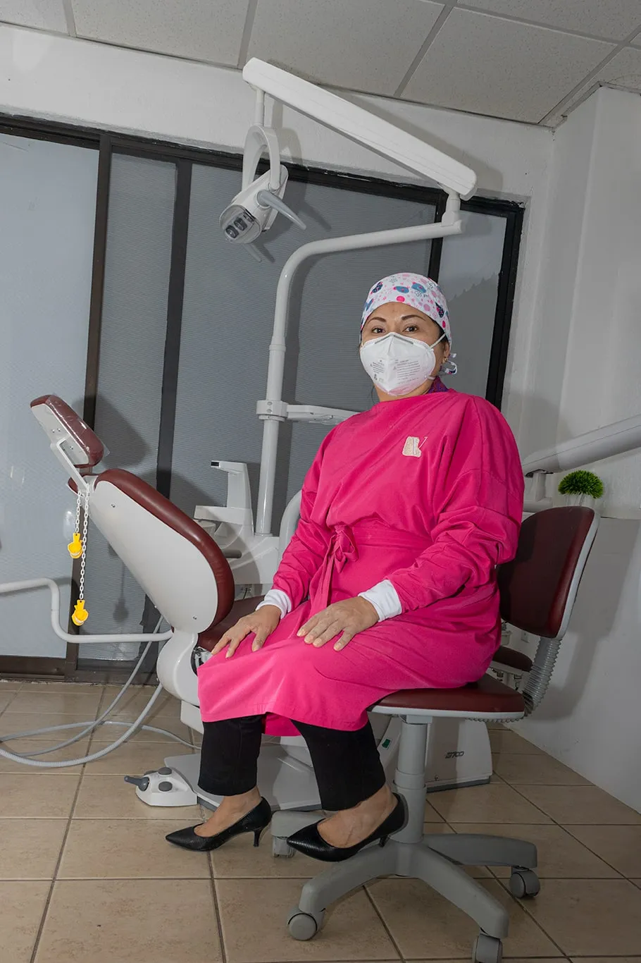 La Dra. Evelyn Vásquez en su consultorio de periodoncia en Corregidora